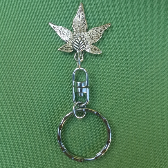 🍁 Nature Leaf Keychain - Picture 2 of 6